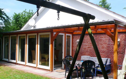 Achtern Diek: Roof, Patio, Beam, Building, Porch, House, Pergola, Shade, Siding, Outdoor Structure