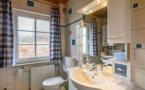 Achtern Diek: Mirror, Tap, Plumbing Fixture, Sink, Property, Bathroom Sink, Bathroom, Interior Design, Lighting, Purple