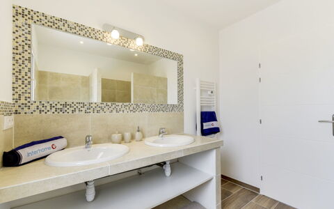 Les Hautes Terres: Property, Bathroom, Room, Interior Design, Sink, Tile, Real Estate, Wall, Tap, Building