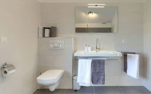 Villa Gocci: Mirror, Plumbing Fixture, Tap, Sink, Property, Bathroom Sink, Building, Bathroom Cabinet, Bathroom, Purple