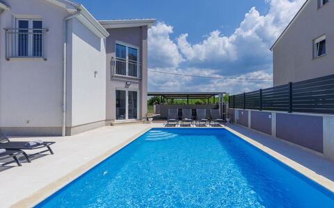Villa Gocci: Water, Sky, Cloud, Daytime, Property, Building, Swimming Pool, Blue, Azure, Window