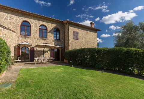 Appartamento Il Nido Di Giulia: Property, House, Building, Home, Real Estate, Estate, Farmhouse, Cottage, Architecture, Grass
