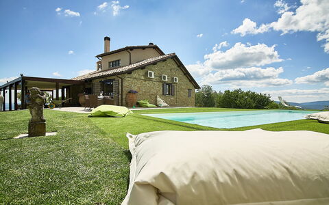 Villa Umbra: Property, House, Sky, Home, Natural Landscape, Grass, Building, Real Estate, Cottage, Farmhouse