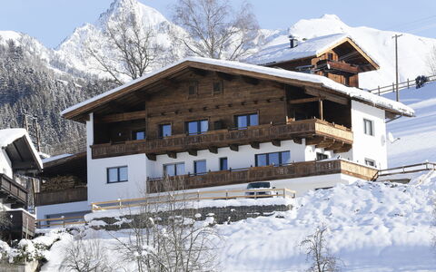 Birgit: Snow, Winter, Property, House, Mountain, Home, Mountain Village, Hill Station, Roof, Building