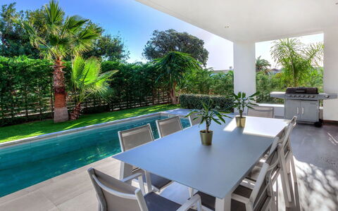 Ardíaca: Table, Furniture, Plant, Property, Chair, Building, Sky, Houseplant, Interior Design, Tree