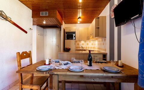 Super Tignes: Table, Furniture, Property, Building, Wood, Tableware, Interior Design, Flooring, Chair, Floor