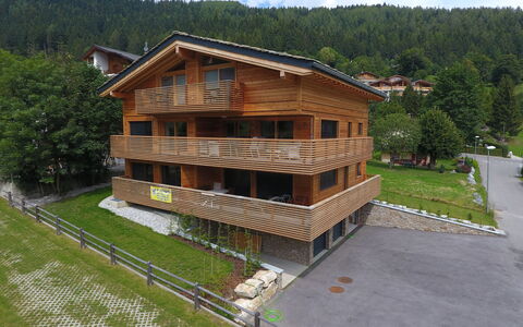 Jardins D'Helene: Property, House, Log Cabin, Building, Cottage, Real Estate, Architecture, Home, Roof, Wood
