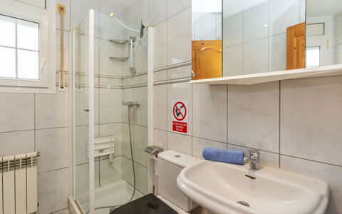 Floramar: Plumbing Fixture, Toilet Seat, Flooring, Bathroom Sink, Sink, Floor, Toilet, Bathroom, Interior Design, Tap