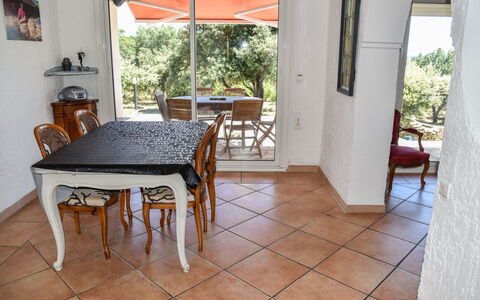 La Chênaie: Property, Room, Floor, Building, Furniture, House, Real Estate, Tile, Table, Flooring