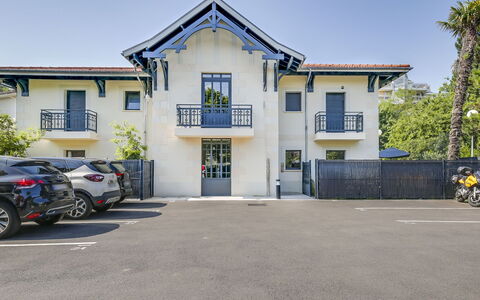 Les Jardins D'Eyrac: Property, House, Building, Home, Residential Area, Real Estate, Architecture, Sky, Neighbourhood, Estate