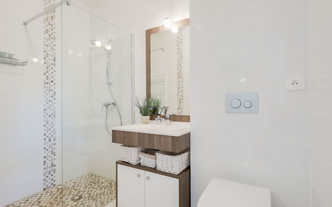 Les Jardins D'Eyrac: Bathroom, Room, Property, Tile, Interior Design, Furniture, Floor, Real Estate, Architecture, Building