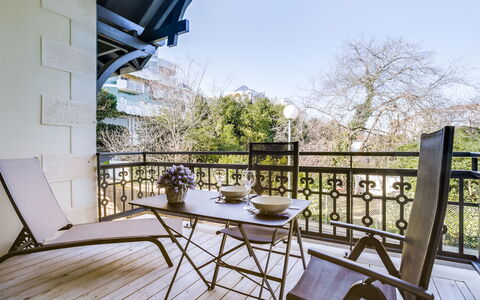 Les Jardins D'Eyrac: Sky, Plant, Property, Furniture, Table, Building, Flowerpot, Chair, Shade, Wood