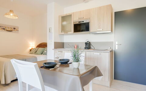 Les Jardins D'Eyrac: Room, Property, Furniture, Interior Design, Floor, Building, Kitchen, House, Countertop, Real Estate