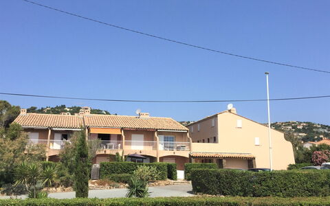 Panorama: Residential Area, Property, House, Home, Sky, Real Estate, Architecture, Suburb, Building, Neighbourhood