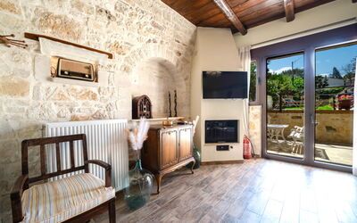 Arhontariki i 10.1: Property, Building, Wood, Picture Frame, Interior Design, Architecture, Floor, Flooring, Living Room, Window