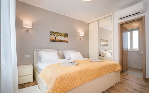 Villa Coriticum Otium: Bedroom, Furniture, Room, Bed, Property, Interior Design, Ceiling, Bed Frame, Bed Sheet, Bedding