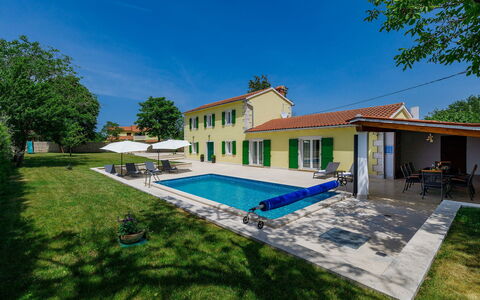 Villa Coriticum Otium: Building, Sky, Plant, Window, Tree, House, Shade, Door, Land Lot, Swimming Pool