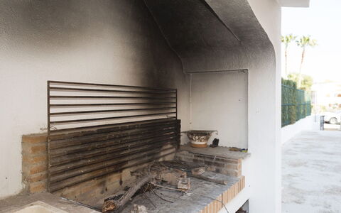 Alcocéber Alcossebre 305: Building, Wood, Floor, Flooring, Composite Material, Real Estate, Gas, Asphalt, Concrete, Facade