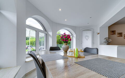 Wisła: Furniture, Interior Design, Flooring, Ceiling, Floor, Wood, Kitchen & Dining Room Table, Chair, Table, Dining Room