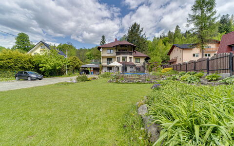 Wisła: Building, House, Home, Residential Area, Shrub, Roof, Human Settlement, Cottage, Rural Area
