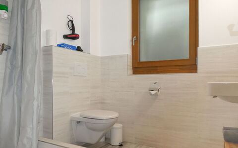 Chalet la Muntaniala: Mirror, Plumbing Fixture, Property, Photograph, White, Bathroom, Toilet Seat, Purple, Wood