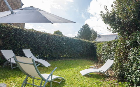 Les Alizés: Property, Grass, House, Real Estate, Lawn, Furniture, Yard, Backyard, Umbrella, Table