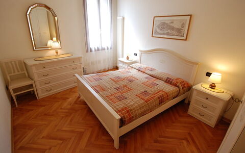 Al Foghèr: Bedroom, Bed, Furniture, Room, Floor, Bed Sheet, Property, Bed Frame, Mattress, Bedding