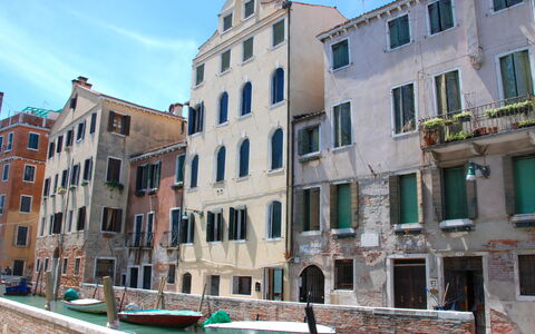 Casa San Vio: Building, Sky, Window, Daytime, Property, Cloud, Azure, Water, Urban Design, Body Of Water