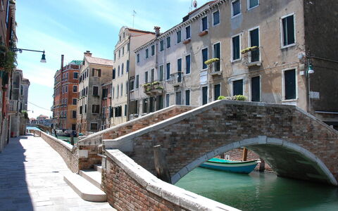 Casa San Vio: Canal, Waterway, Water, Town, Neighbourhood, Architecture, Channel, Bridge, Building, City