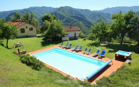Marradi 800: Sky, Plant, Building, Property, Swimming Pool, Mountain, Tree, Nature, House, Rectangle