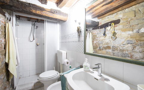 Il Lamone: Mirror, Tap, Sink, Plumbing Fixture, Property, Bathroom Sink, Bathroom, Wood, Interior Design, Architecture