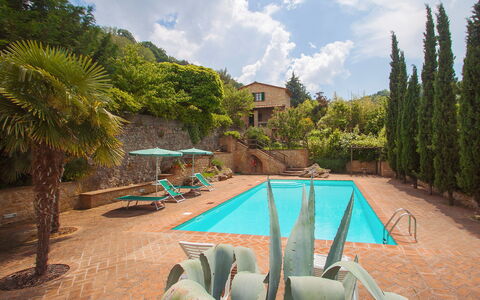 Le Pergole: Property, Swimming Pool, Majorelle Blue, Vacation, Real Estate, House, Botany, Tree, Leisure, Sky