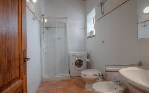 Podere Valle di Sotto: Bathroom, Room, Toilet Seat, Property, Toilet, Floor, Plumbing Fixture, Bidet, Bathroom Sink, Building