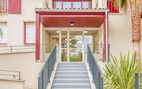 Hossegor 320: Property, Plant, Building, Window, Stairs, Architecture, Neighbourhood, Door, Residential Area, Facade