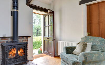 Llanerchymedd 608.1: Property, Furniture, Plant, Couch, Wood, Interior Design, Comfort, Living Room, Floor, Shade