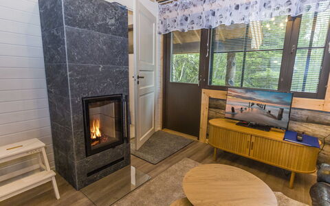 Kantapää D2: Wood, Flooring, Floor, Wood Flooring, Hardwood, Wood Stain, Living Room, Tile, Natural Material, Hearth