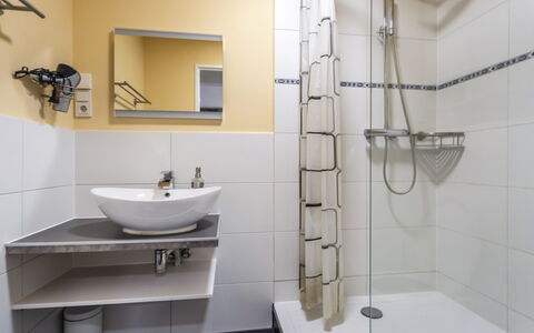 Santa Monica 1: Mirror, Tap, Plumbing Fixture, Sink, Property, Bathroom Sink, Bathroom, Interior Design, Shower
