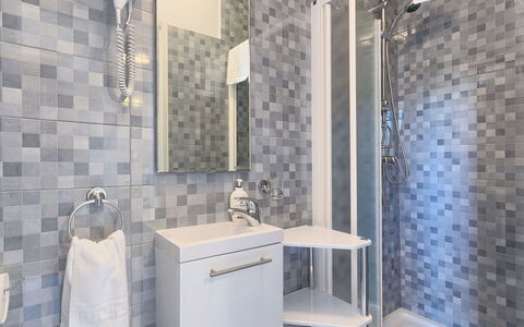 Villa Toni: Mirror, Tap, Property, Plumbing Fixture, Countertop, Bathroom, Interior Design, Sink, Architecture, Building