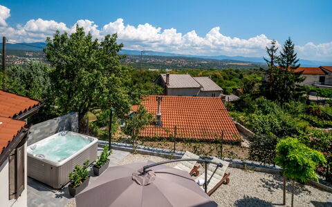 Amberg: Roof, Property, Real Estate, Sky, Residential Area, Architecture, House, Home, Tree, Building