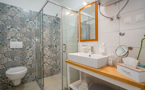 Amberg: Mirror, Plumbing Fixture, Tap, Sink, Shower Head, Bathroom, Purple, Architecture, Lighting, Shower
