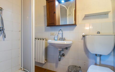 Greve in Chianti 600: Bathroom Sink, Bathroom, Plumbing Fixture, Wall, Sink, Flooring, Floor, Tap, Interior Design, Mirror