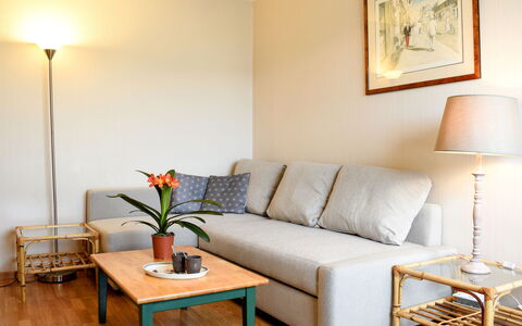 Le Polo: Furniture, Couch, Property, Picture Frame, Table, Comfort, Wood, Lamp, Lighting, Rectangle
