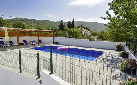 Nina: Sky, Plant, Cloud, Swimming Pool, Building, Fence, Tree, Water, Shade