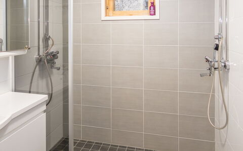 Purnukylä 4: Bathroom, Flooring, Plumbing Fixture, Floor, Wall, Interior Design, Toilet, Plumbing, Shower, Tile