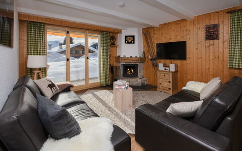 Baroudeur B04: Furniture, Wood, Home, Interior Design, Ceiling, House, Living Room, Couch, Cottage, Room