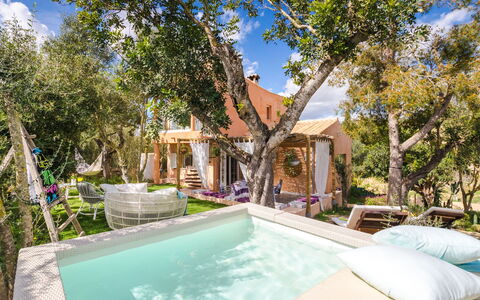 Can Marc: Water, Plant, Property, Sky, Swimming Pool, Building, Tree, Azure, Cloud, Body Of Water