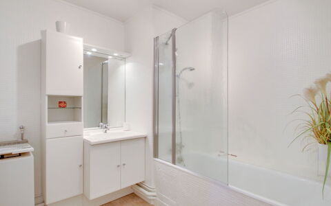 Port Blanc: Building, Mirror, Plumbing Fixture, Sink, House, Bathroom, Wood, Interior Design, Tap