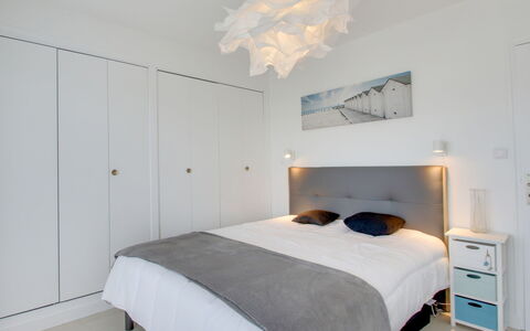 Port Blanc: Furniture, Property, Building, Cabinetry, Comfort, Wood, Bed Frame, Interior Design, Bed