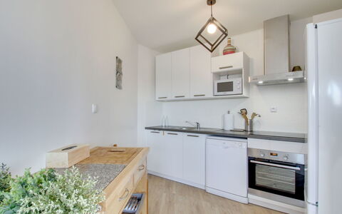 Port Blanc: Cabinetry, Countertop, Sink, Kitchen Stove, Tap, Wood, Interior Design, Kitchen, Houseplant, Floor