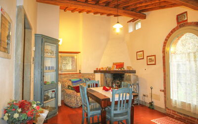Le Bonatte 850.3: Room, Property, Building, Furniture, Interior Design, Ceiling, House, Real Estate, Dining Room, Architecture